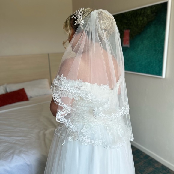 Beautiful Wedding Dress - Picture 7 of 9